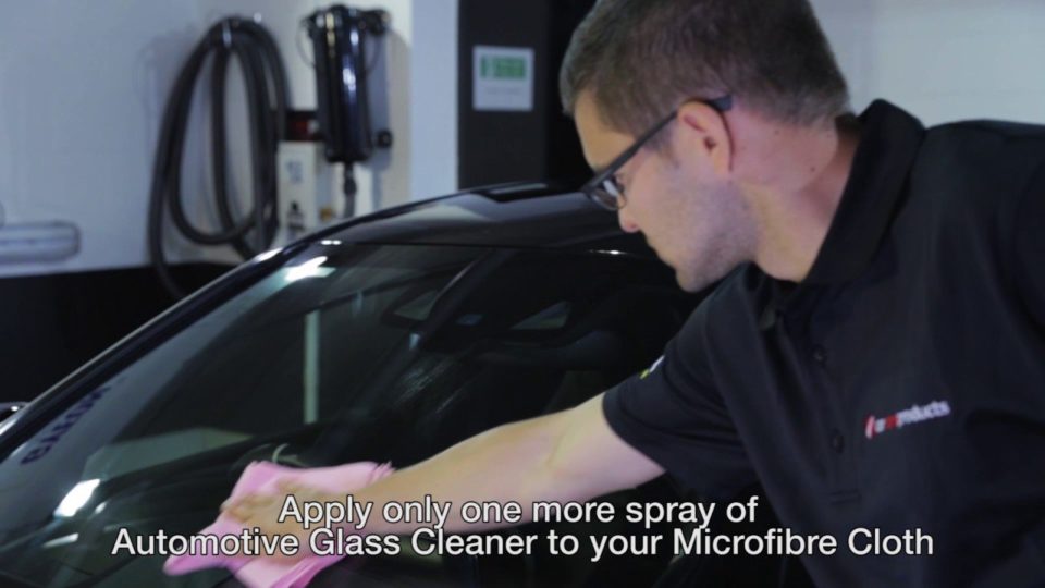 How to Clean Your Car Windscreen